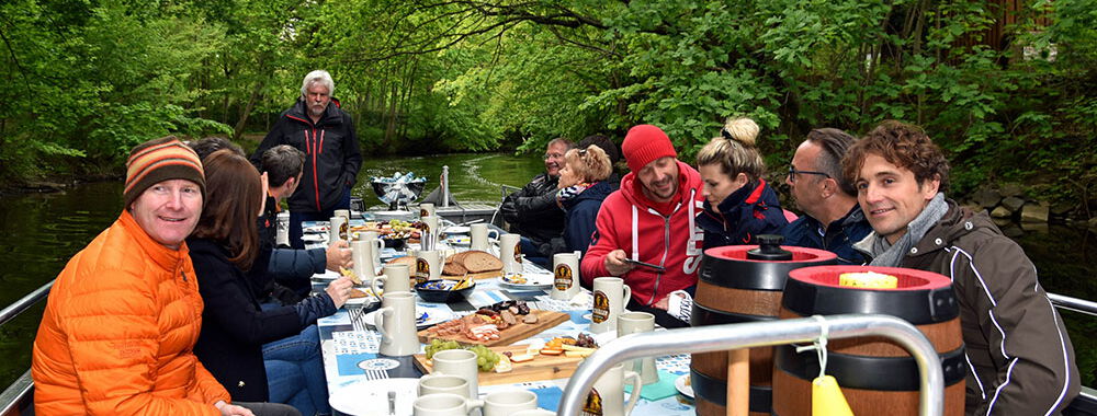 Eine Gruppe Menschen feiert auf dem Motorboot.