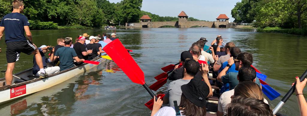 Zwei Drachenboot fahren durch die Leipziger Kanäle.