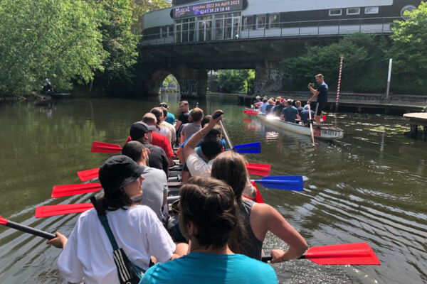 Zwei Drachenboot fahren durch die Leipziger Kanäle.