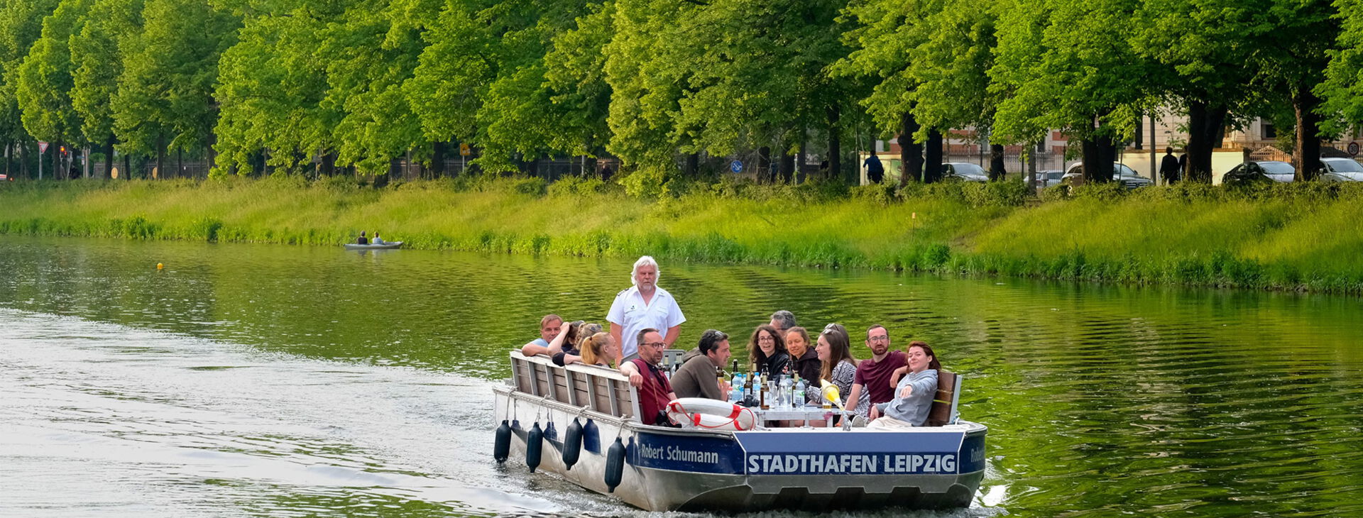 Ein Motorboot fährt durch die Leipziger Kanäle.