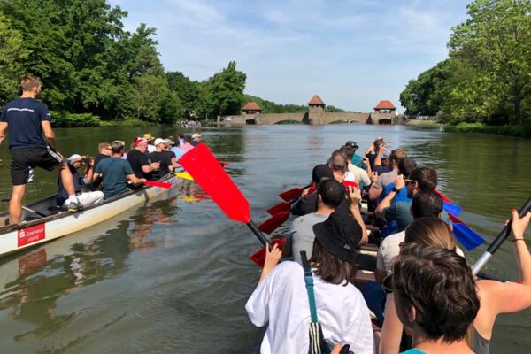 Zwei Drachenboot fahren durch die Leipziger Kanäle.