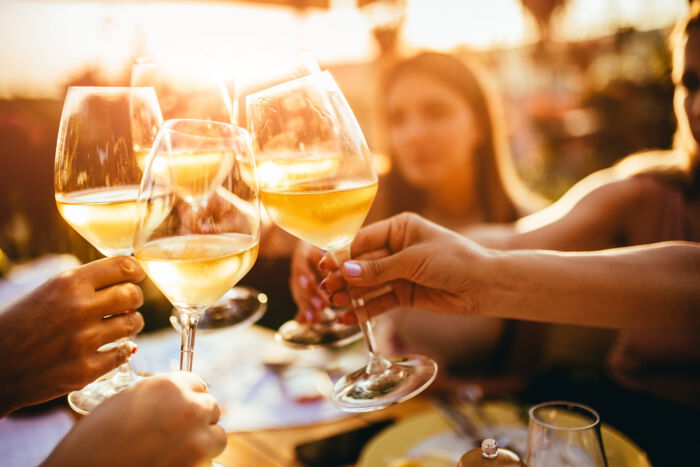 Anstoßen zum Herbst- und Weinfest im Stadthafen Leipzig