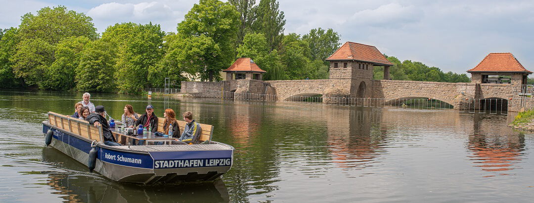 Ein Motorboot fährt durch die Leipziger Kanäle.