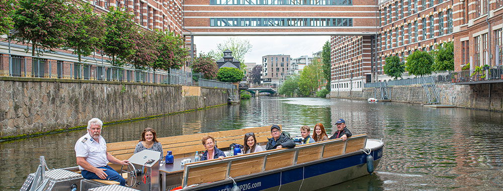 Ein Motorboot fährt durch die Leipziger Kanäle.