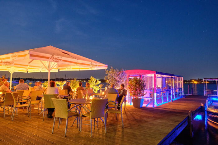 Auf der Hainer Seeterrasse findet eine Veranstaltung statt.