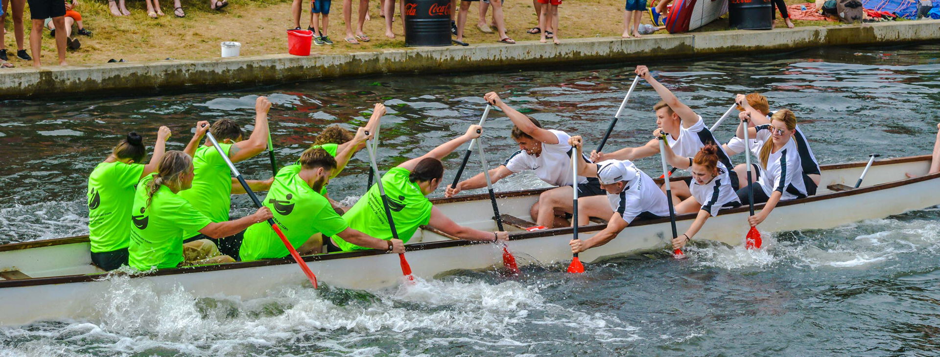 Zwei Drachenboote machen Tauziehen als Teamevent im Stadthafen Leipzig.