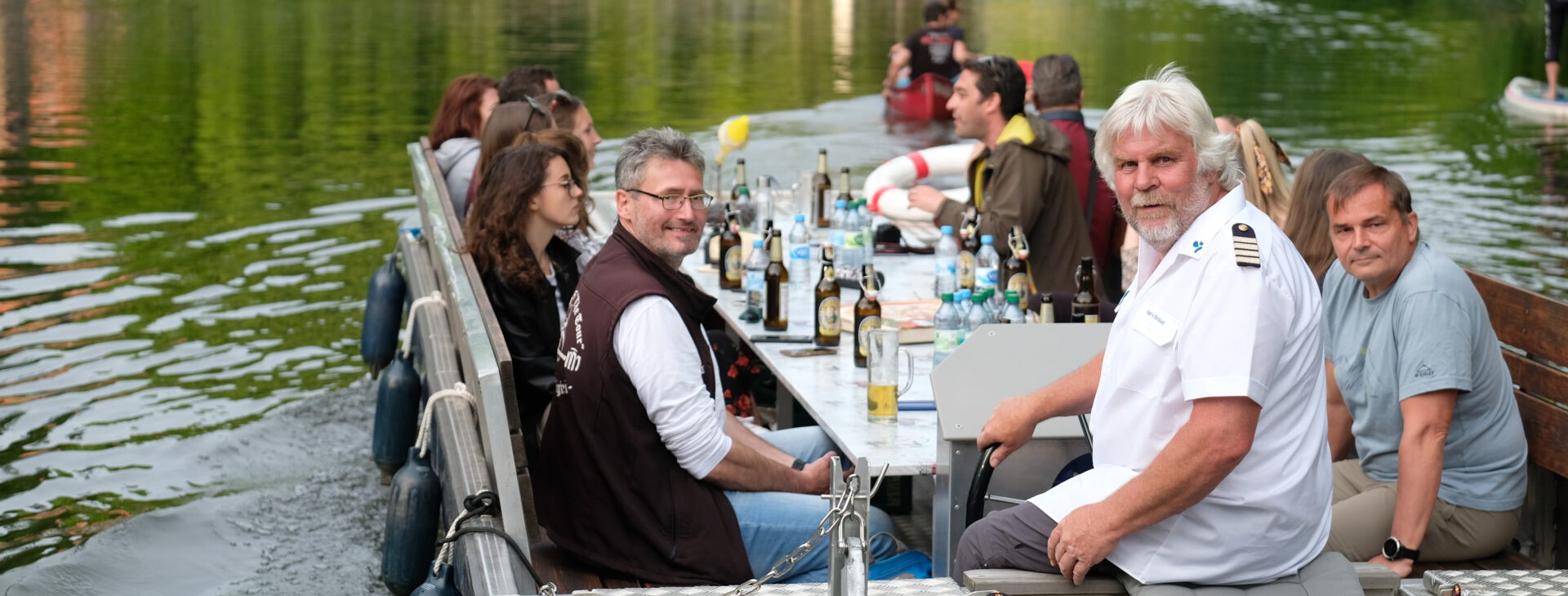 Eine Gruppe Menschen feiert auf dem Motorboot.