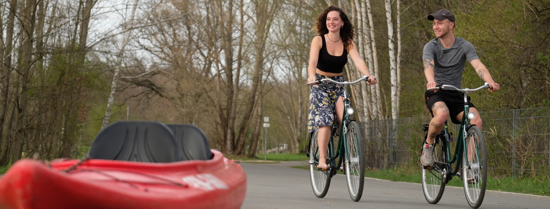Zwei Menschen fahren eine Fahrradtour durch das Leipziger Neuseenland.