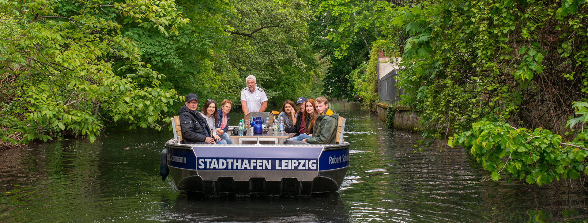 Ein Motorboot fährt durch die Leipziger Kanäle.