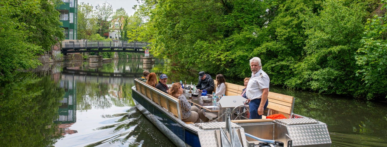 Ein Motorboot fährt durch die Leipziger Kanäle.