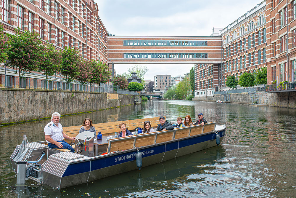 Ein Motorboot fährt durch die Leipziger Kanäle.