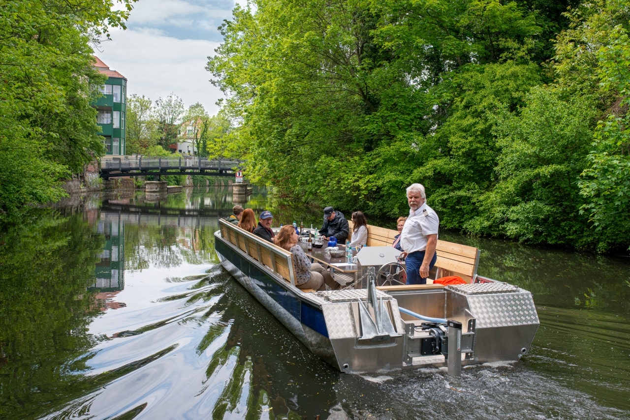 Ein Motorboot fährt durch die Leipziger Kanäle.