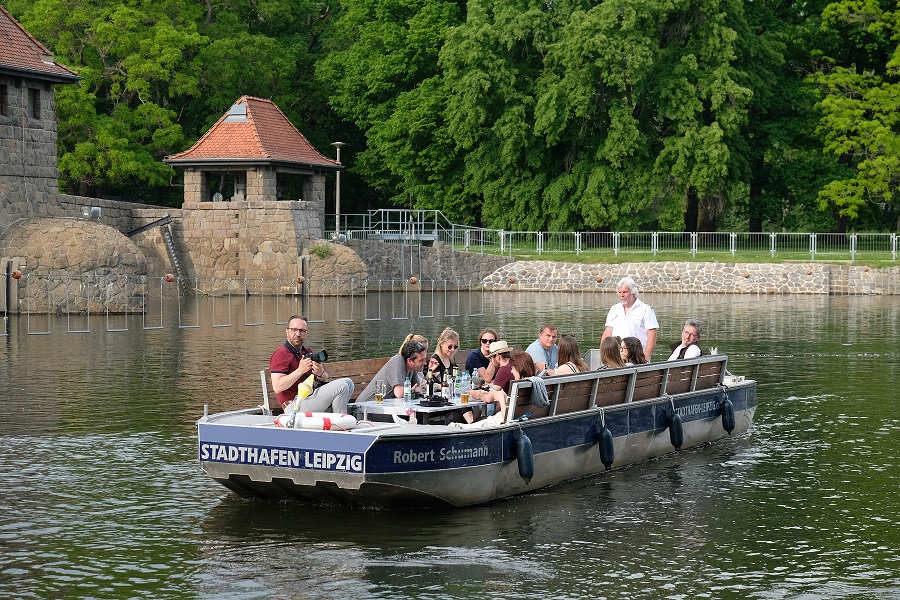 Ein Motorboot fährt durch die Leipziger Kanäle.