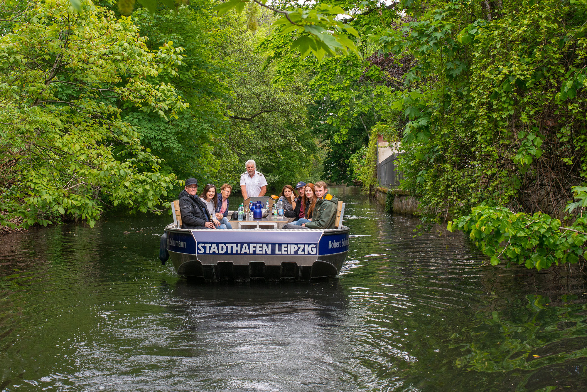 Ein Motorboot fährt durch die Leipziger Kanäle.