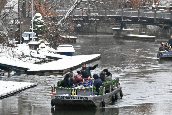 Glühweinfahrt Zwei Motorboote fahren im Winter durch die Leipziger Kanäle.
