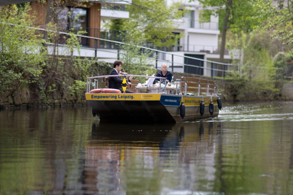 Motorboot Johann Sebastian Bach Motorboot fährt auf der Bachtour über Leipzigs Wasserwege mit Geiger an Bord