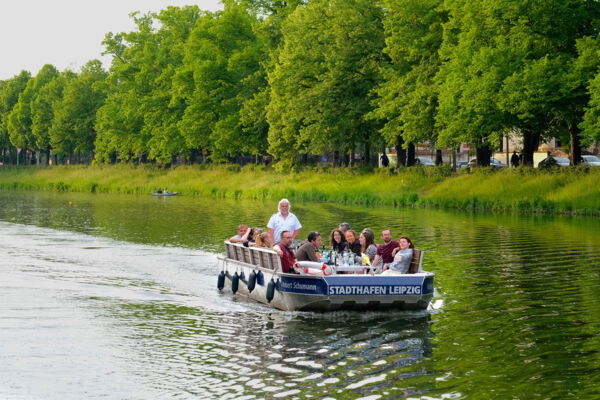 Motorboot Ein Motorboot fährt durch die Leipziger Kanäle.