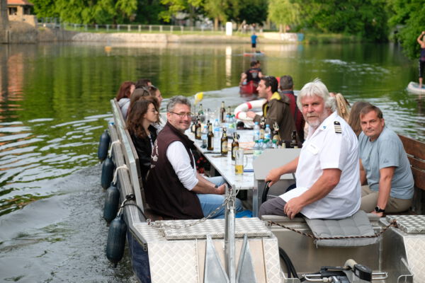 Motorboottouren Eine Gruppe Menschen feiert auf dem Motorboot.