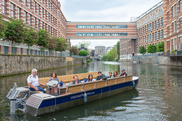 Motorboottouren Ein Motorboot fährt durch die Leipziger Kanäle.