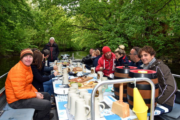 Motorboottouren Eine Gruppe Menschen feiert auf dem Motorboot.